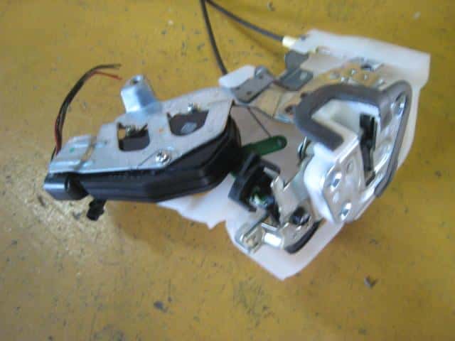 Door Lock Solenoid SUZUKI MR Wagon 2006 DBA-MF22S 8220181J00 — photo 3