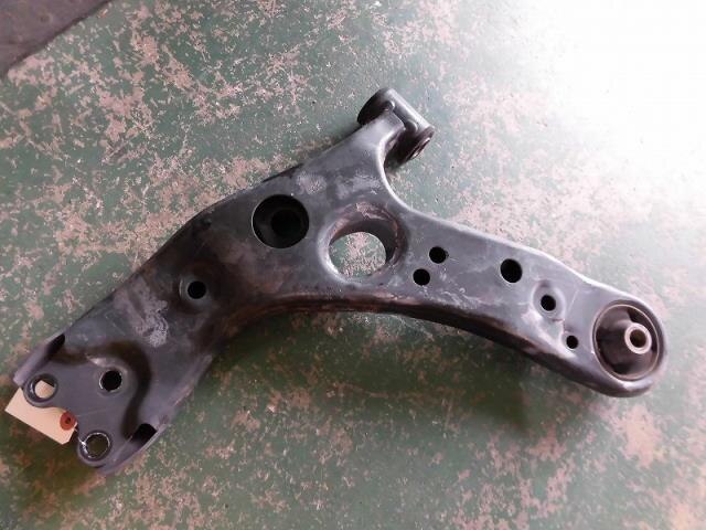 Front Right Lower Control Arm TOYOTA Prius 2009 DAA-ZVW30 — photo 2