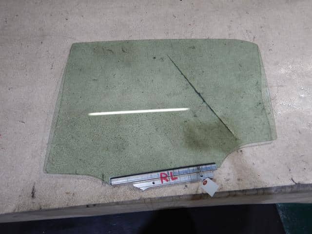 Rear Left Door Windshield TOYOTA Auris 2006 DBA-NZE15 — photo 1