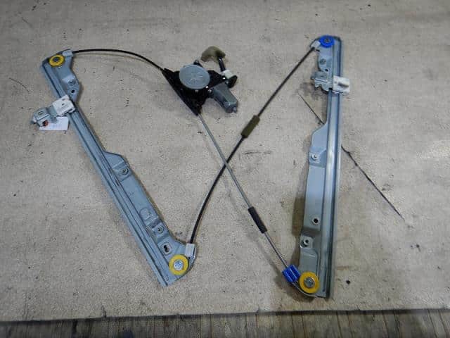 Front Right Door Regulator NISSAN Serena 2011 DBA-C26 — photo 1