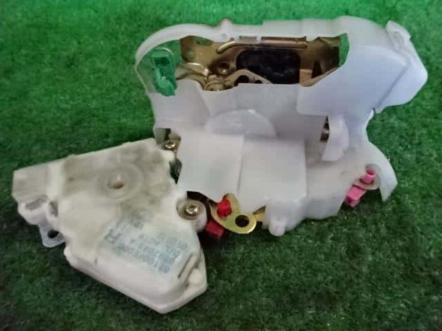 Door Lock Solenoid SUBARU Impreza 2005 LA-GG2 61100FE000 — photo 2