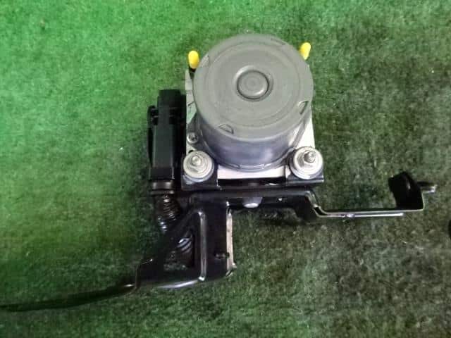 ABS Actuator SUBARU Impreza 2004 LA-GG2 27539FE210 — photo 2