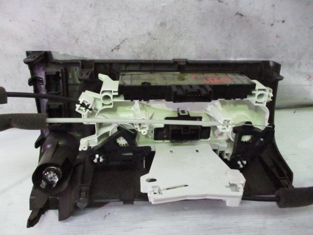A/C Control Panel TOYOTA Passo 2010 DBA-KGC30 — photo 3
