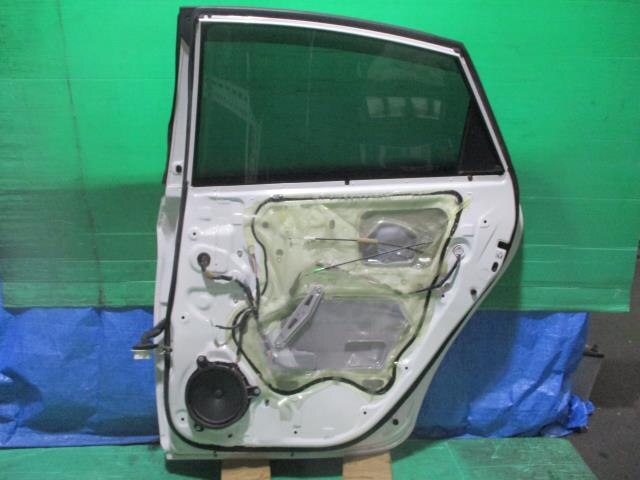 Rear Right Door Assembly TOYOTA Prius DAA-ZVW30 — photo 4