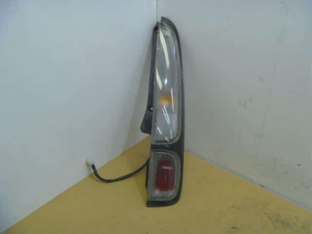 Right Tail Light DAIHATSU Move 2000 GF-L900S — photo 1
