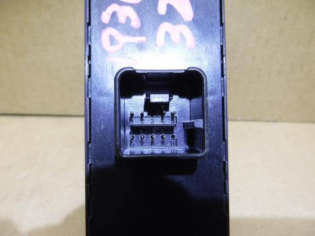 Power Window Switch VOLKSWAGEN Golf 2009 ABA-1KCAX — photo 2