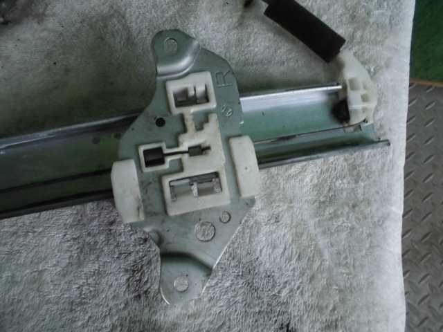 Front Right Door Regulator NISSAN Bluebird 1996 E-HU14 — photo 3
