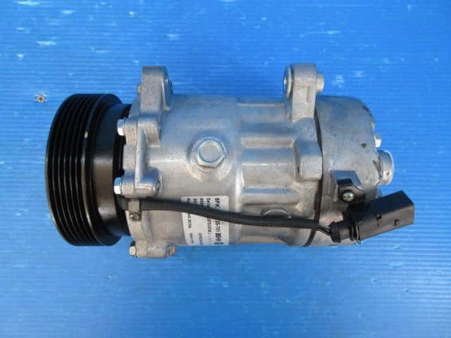 A/C Compressor VOLKSWAGEN Golf 2001 GF-1JAPK — photo 4