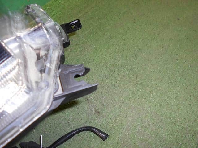 Right Headlight NISSAN Leaf_ 2012 ZAA-AZE0 — photo 6