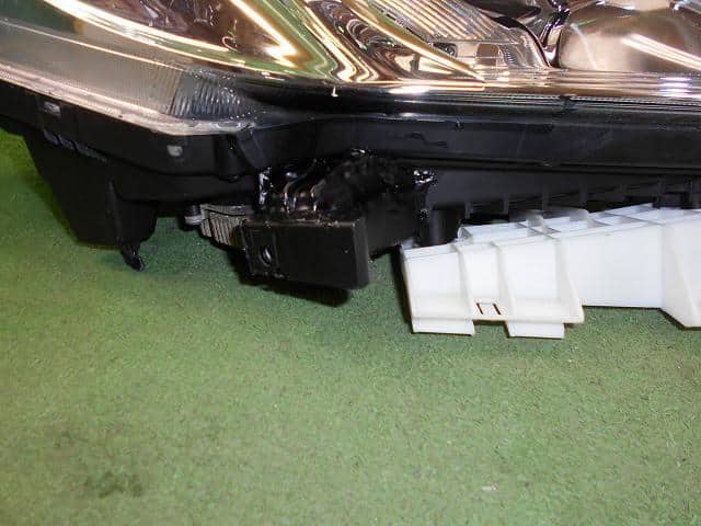 Right Headlight NISSAN Leaf_ 2012 ZAA-AZE0 — photo 2