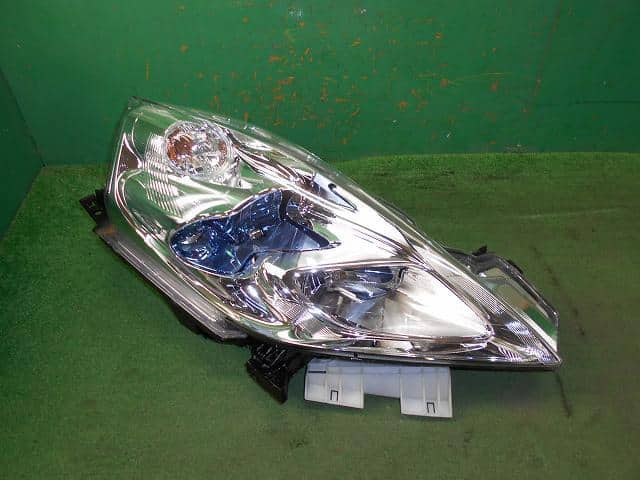 Right Headlight NISSAN Leaf_ 2012 ZAA-AZE0 — photo 1