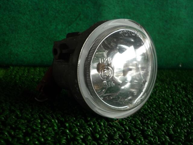 Right Fog Light TOYOTA Noah 2002 TA-AZR60 — photo 2