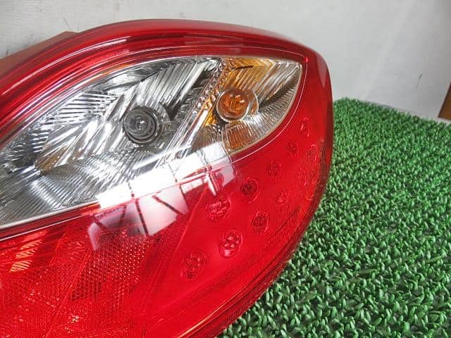 Right Tail Light MAZDA Demio 2009 DBA-DE3AS D65151150G — photo 4