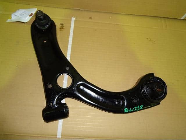 Front Right Lower Control Arm DAIHATSU Move 2007 DBA-L175S — photo 1