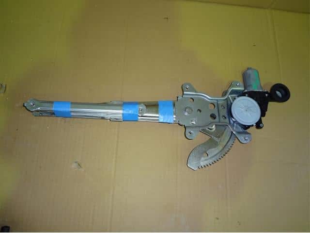 Front Left Door Regulator SUZUKI Lapin 2012 DBA-HE22S 8340263J71 — photo 1