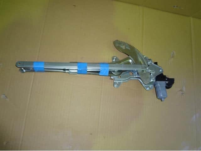 Front Left Door Regulator SUZUKI Lapin 2012 DBA-HE22S 8340263J71 — photo 2