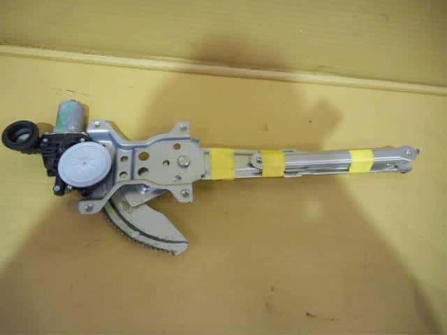 Front Right Door Regulator SUZUKI Swift 2007 DBA-ZD11S 8340163J60 — photo 1