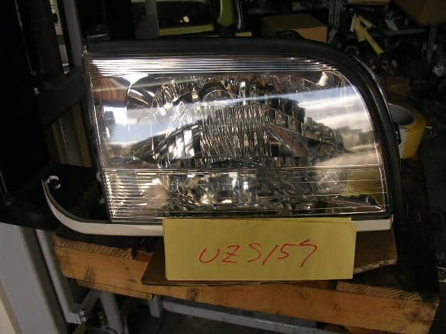 Right Headlight TOYOTA Crown Majesta 1999 GF-UZS157 811103A450 — photo 1