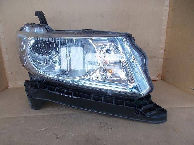 Right Headlight HONDA Freed Spike 2011 DAA-GP3 — photo 1