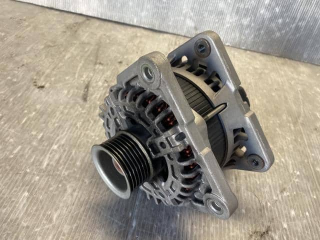 Alternator NISSAN Tiida Latio 2008 DBA-SC11 — photo 1