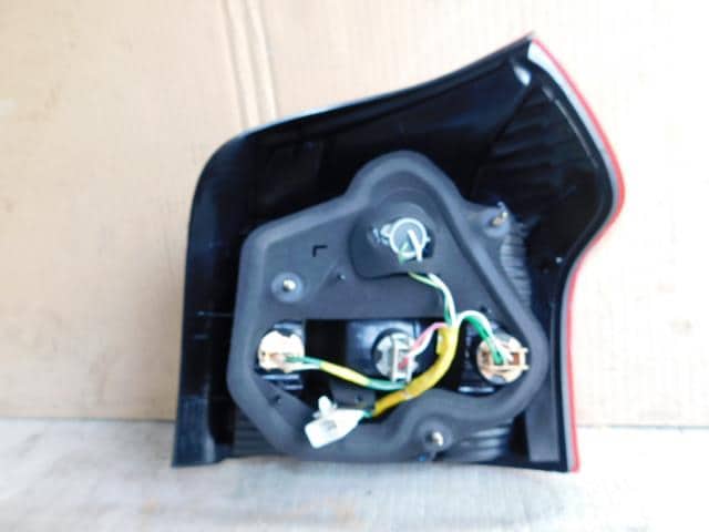 Left Tail Light TOYOTA Allex 2002 TA-NZE121 — photo 4