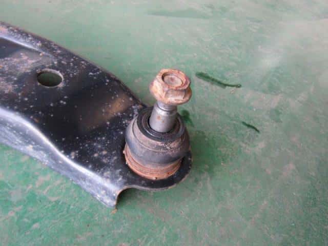 Front Right Lower Control Arm SUZUKI Swift 2013 DBA-ZD72S — photo 2