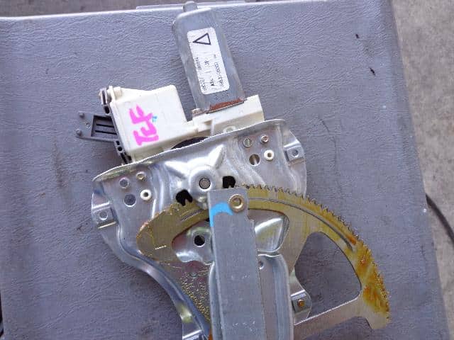 Front Left Door Regulator TOYOTA Avensis 2004 CBA-AZT250 — photo 2