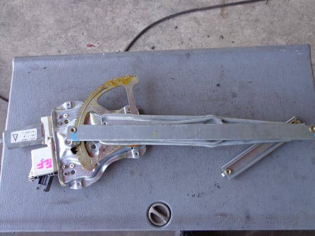 Front Left Door Regulator TOYOTA Avensis 2004 CBA-AZT250 — photo 1