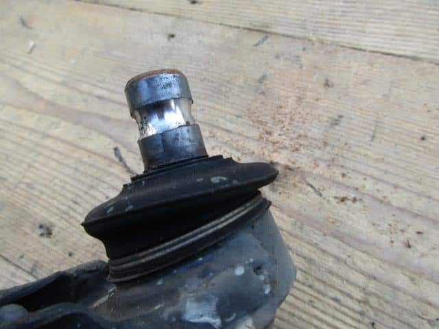 Front Right Lower Control Arm SUZUKI Alto 1993 E-CR22S — photo 2