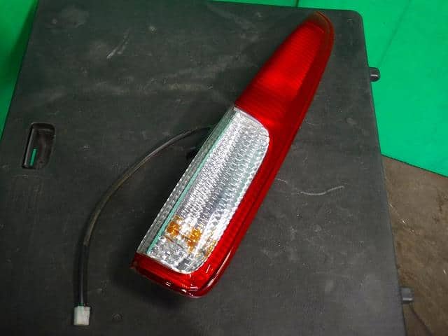 Right Tail Light DAIHATSU Move 2001 UA-L900S — photo 1