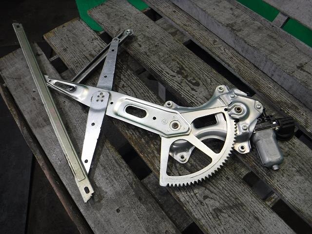 Front Left Door Regulator TOYOTA Ractis 2011 DBA-NSP120 — photo 1