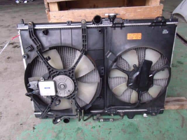 Radiator MITSUBISHI Chariot Grandis 1999 GF-N84W — photo 2