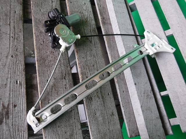 Front Left Door Regulator SUZUKI Swift DBA-ZC72S — photo 1