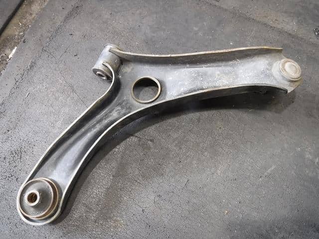 Front Left Lower Control Arm SUZUKI Alto 2010 DBA-HA25S 4520285K00 — photo 2