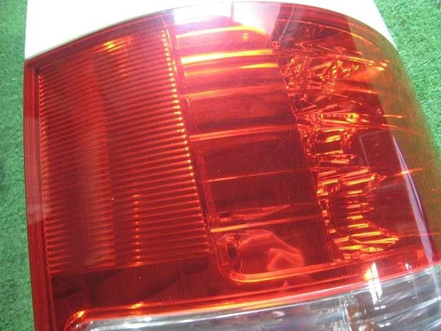 Left Tail Light TOYOTA Noah 2004 CBA-AZR60 — photo 2