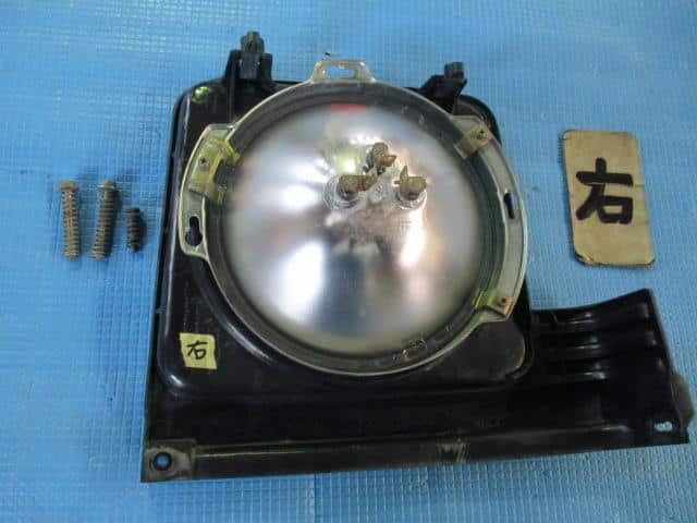 Right Headlight MITSUBISHI Minicab 1989 M-U15T MB831546 — photo 3