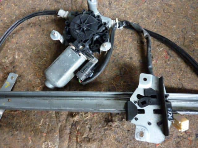 Front Right Door Regulator MAZDA Familia 1998 GF-BJ5P — photo 2