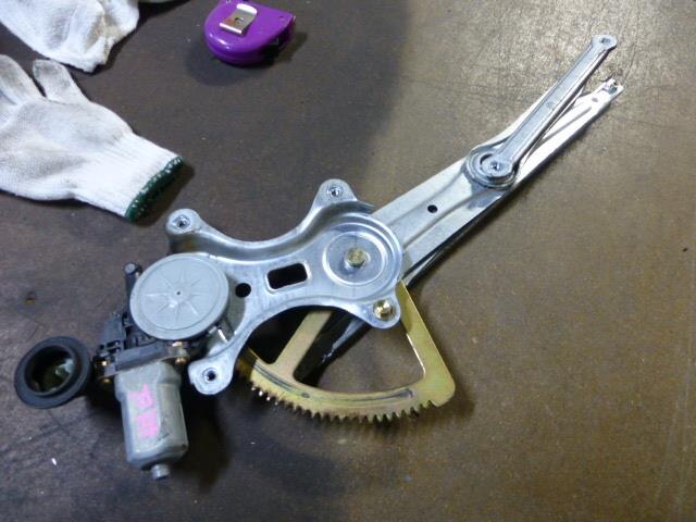 Rear Left Door Regulator TOYOTA Wish 2003 UA-ZNE10 — photo 1