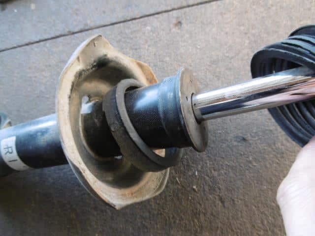 Rear Right Strut SUBARU R2 2005 CBA-RC1 — photo 2