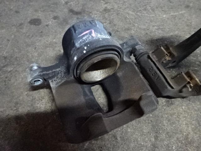 Front Left Caliper TOYOTA Mark II 2001 TA-GX110 — photo 2