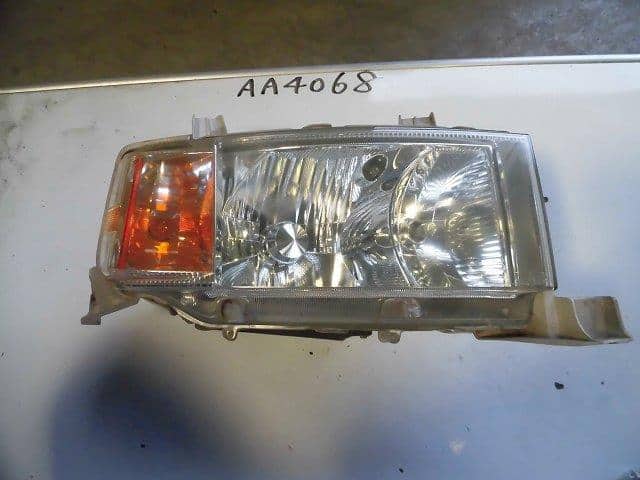 Right Headlight TOYOTA bB 2004 CBA-NCP30 — photo 1