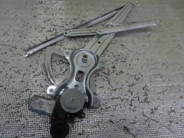 Front Right Door Regulator TOYOTA Allion 2004 CBA-NZT240 — photo 1