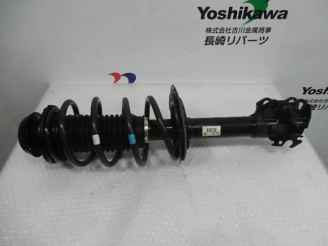 Front Right Strut Assembly TOYOTA Aqua 2014 DAA-NHP10 — photo 1