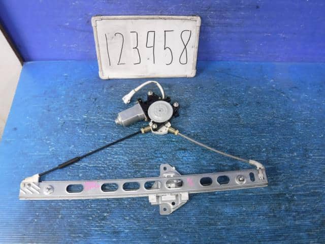 Front Left Door Regulator SUZUKI Wagon R 2003 UA-MC22S 8346076F10 — photo 1
