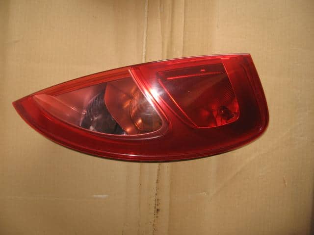 Left Tail Light SUBARU R2 2004 CBA-RC2 84201KG010 — photo 1