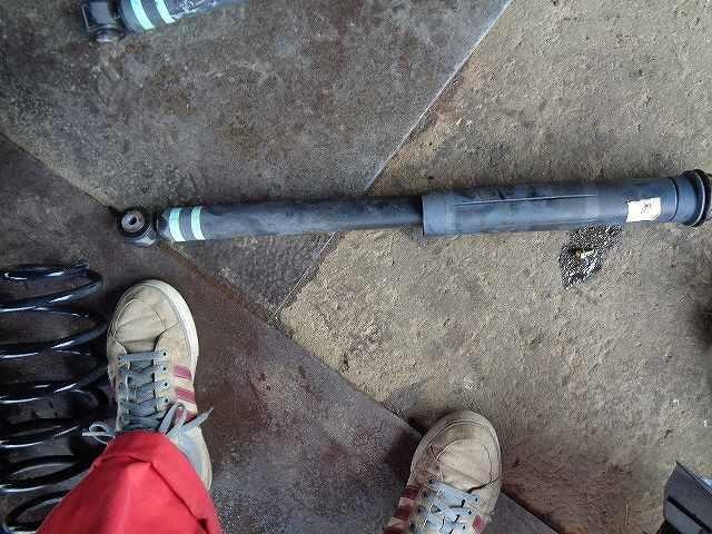Rear Right Shock Absorber TOYOTA Ractis 2009 DBA-SCP100 — photo 1