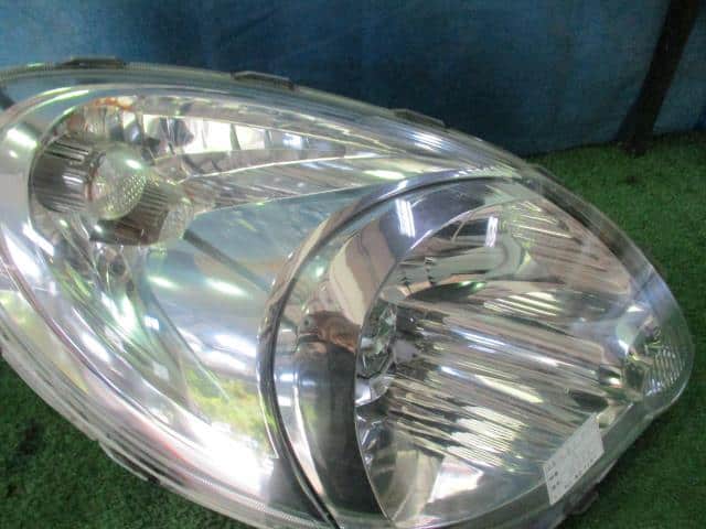 Right Headlight TOYOTA Fun Cargo 2002 UA-NCP20 52090 — photo 2