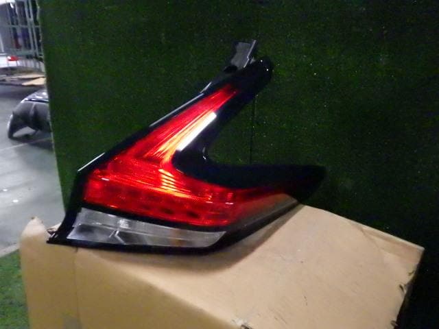 Right Tail Light NISSAN Leaf_ 2020 ZAA-ZE1 — photo 1