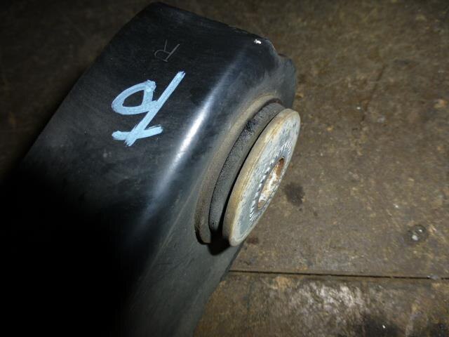 Front Right Lower Control Arm TOYOTA Granvia 1997 KD-KCH10 — photo 2
