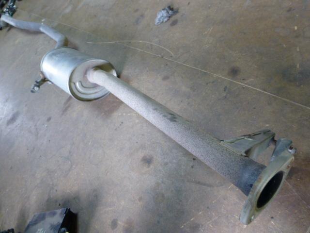 Exhaust Center Muffler TOYOTA Estima 2000 GH-ACR30 — photo 1